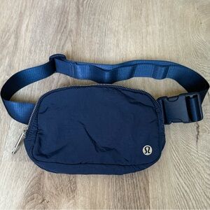 lululemon athletica - belt bag - navy